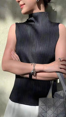 Miyake's sense of design is niche high-necked vest women's summer wears a T-shirt, a base layer, a white inner sleeveless, and a pleated top IsseyMiyakePleats